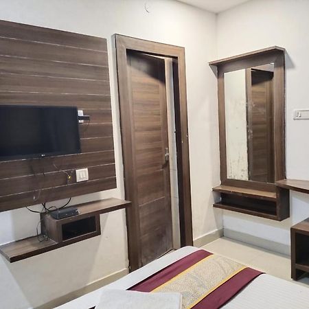 Hotel Khaleej Residency Near U S Embassy à Chennai Extérieur photo