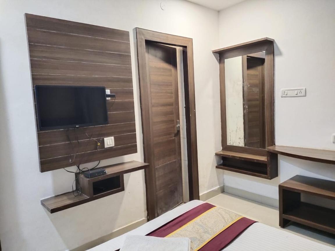 Hotel Khaleej Residency Near U S Embassy à Chennai Extérieur photo